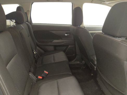 Used 2018 Mitsubishi Outlander SE image 19