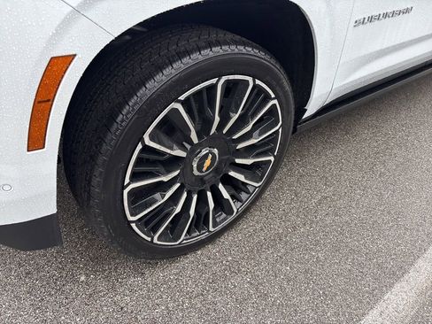 New 2026 Chevrolet Suburban High Country AWD/4WD image 4