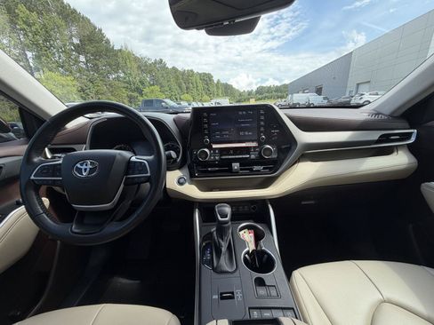 Used 2022 Toyota Highlander XLE FWD image 7