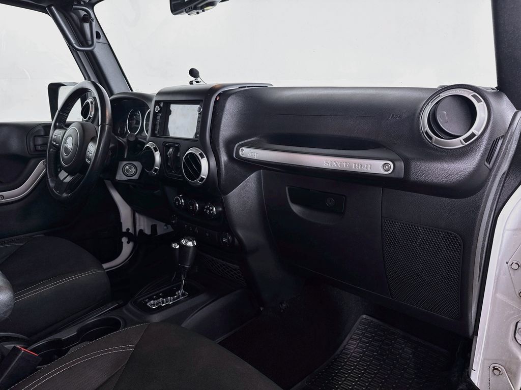 Used 2016 Jeep Wrangler Unlimited Sahara AWD/4WD image 28