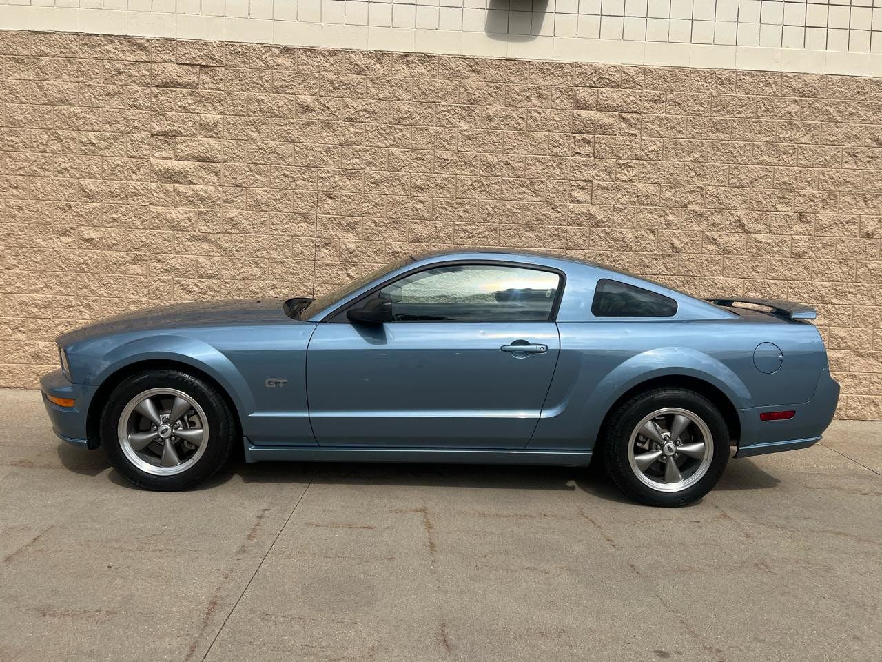 Used 2005 Ford Mustang GT Premium RWD image 2
