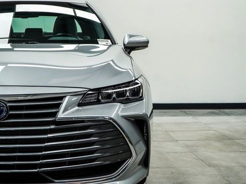 Used 2021 Toyota Avalon XLE w/ Moonroof Package image 4