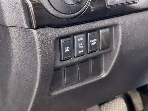 Used 2018 Nissan Titan SV w/ SV Convenience Package AWD/4WD image 11