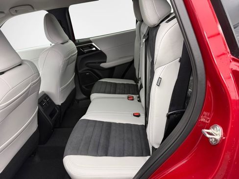 New 2025 Mitsubishi Outlander SE image 23