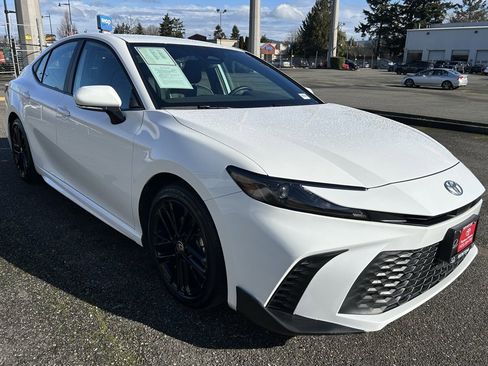 Certified 2025 Toyota Camry SE image 3