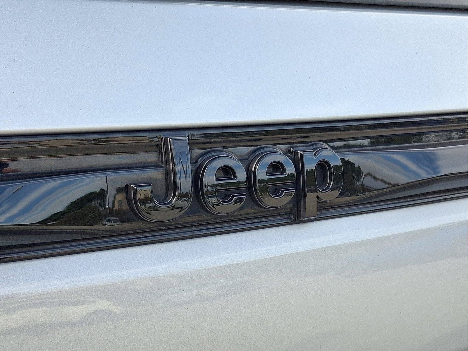 Used 2024 Jeep Grand Cherokee Limited w/ Black Appearance Package AWD/4WD image 30
