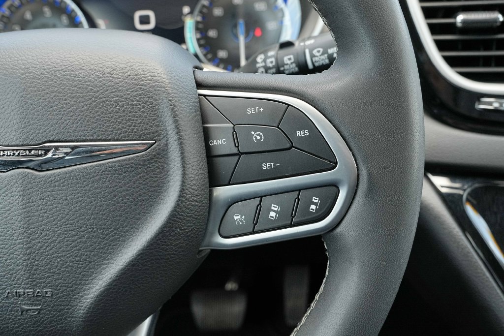 Used 2025 Chrysler Pacifica Select FWD image 35