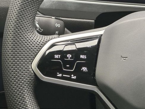 Certified 2022 Volkswagen Tiguan SE R-Line image 21