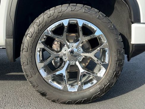 Used 2025 GMC Sierra 1500 Elevation image 14