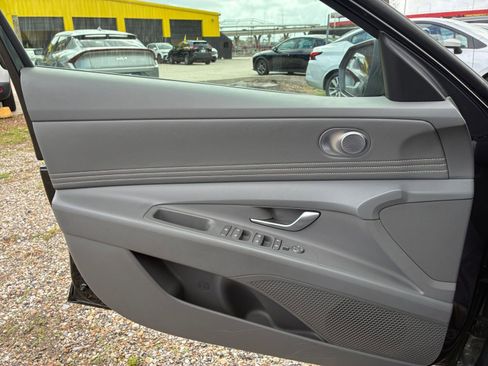 Used 2025 Hyundai Elantra SEL image 15