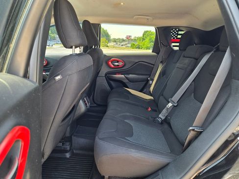 Used 2019 Jeep Cherokee Latitude w/ Popular Appearance Group FWD image 17