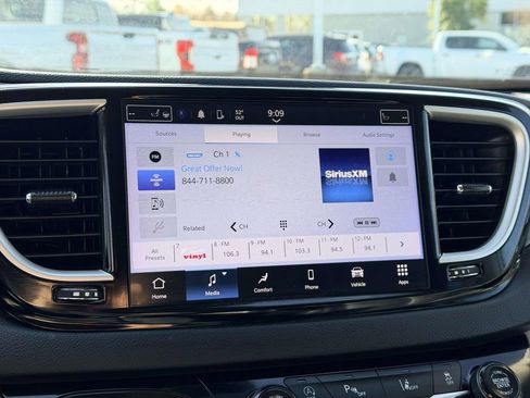 Used 2024 Chrysler Pacifica Touring-L image 3