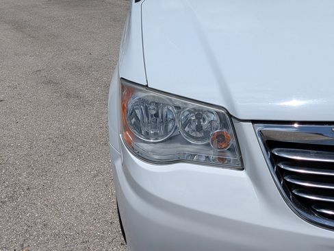 Used 2015 Chrysler Town & Country Touring FWD image 10