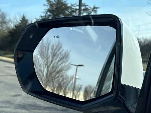 Used 2025 Chevrolet Suburban Z71 image 17