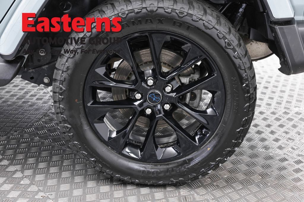 Used 2024 Jeep Wrangler Unlimited Sahara w/ Technology Group AWD/4WD image 33