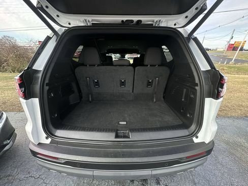 Used 2025 GMC Acadia Elevation image 24