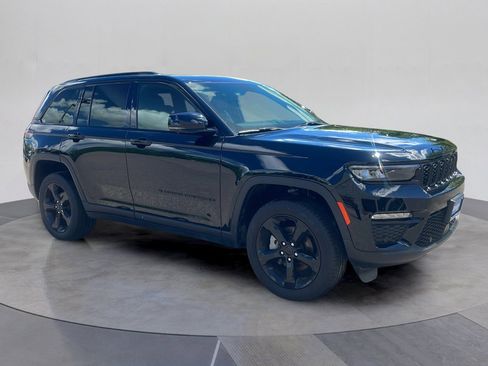 Used 2025 Jeep Grand Cherokee Limited w/ Luxury Tech Group II AWD/4WD image 3