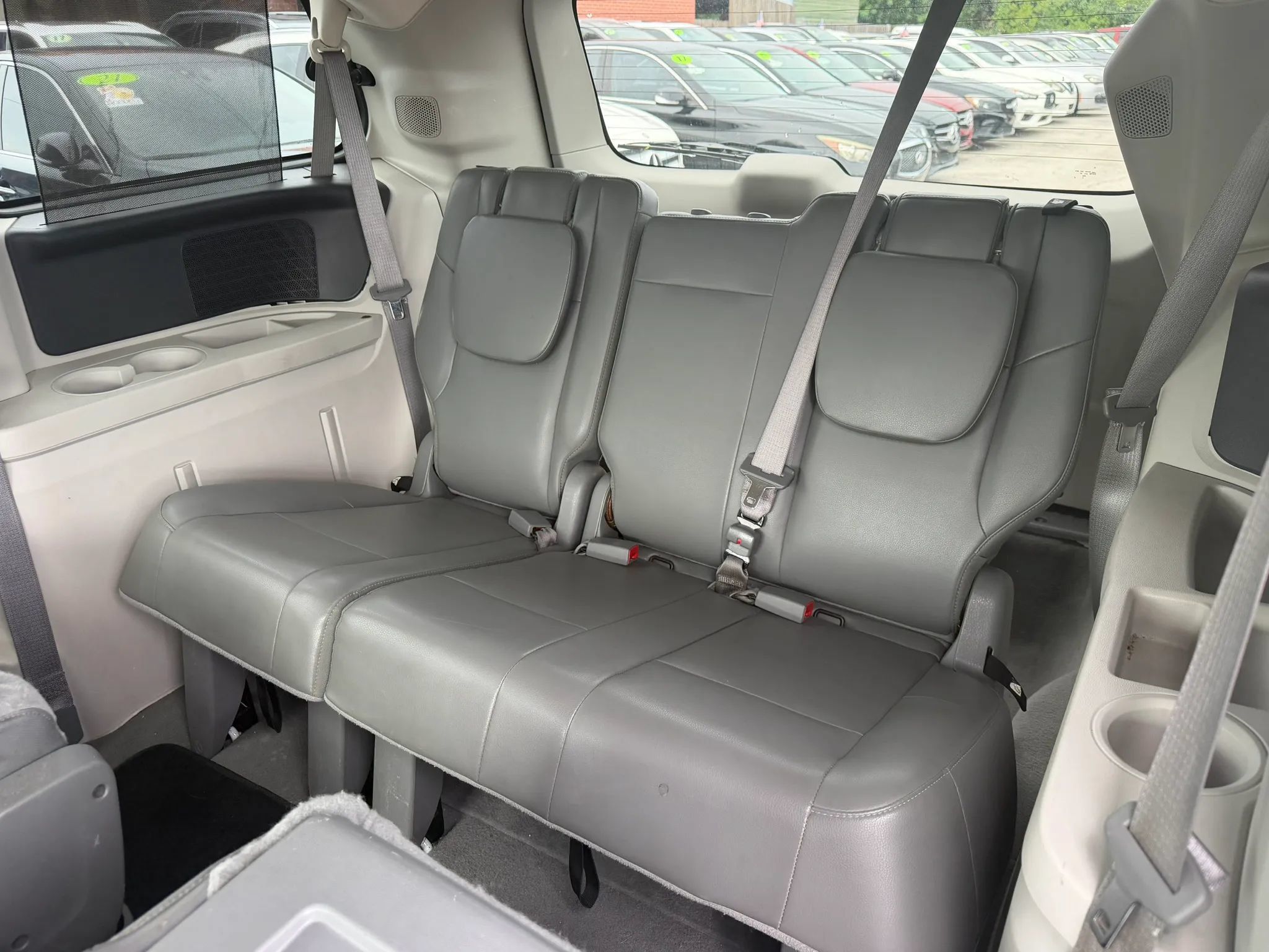 Used 2011 Volkswagen Routan SE FWD image 16