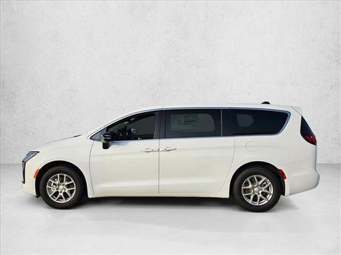 New 2027 Chrysler Pacifica Select FWD image 5