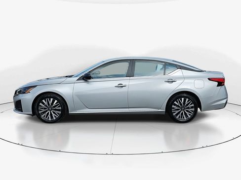 Used 2024 Nissan Altima 2.5 SV image 8