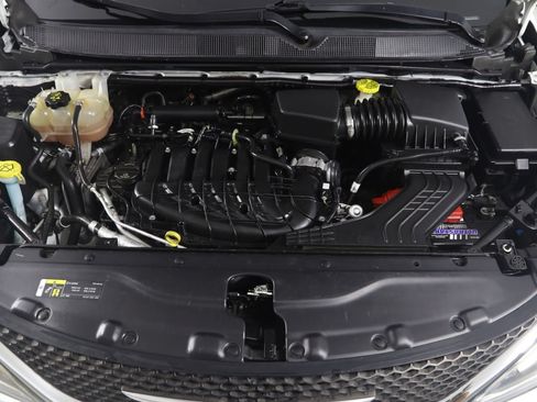 Used 2020 Chrysler Pacifica Touring FWD image 52