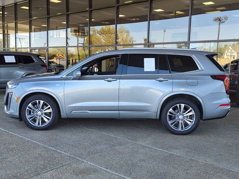 Used 2025 Cadillac XT6 Premium Luxury FWD image 2