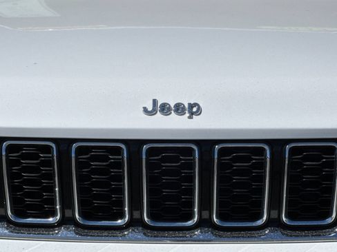 Used 2023 Jeep Grand Cherokee Limited RWD image 39