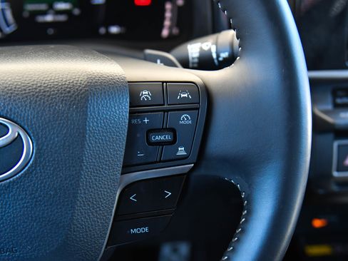 Used 2025 Toyota Camry SE FWD image 33