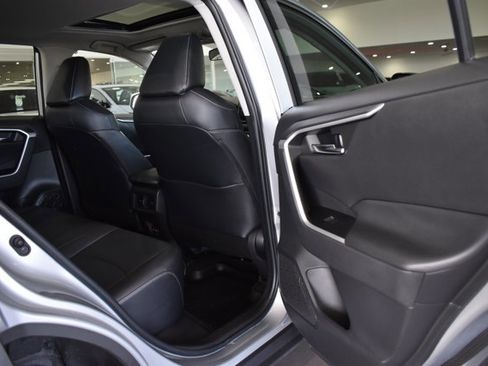 Used 2022 Toyota RAV4 XLE Premium image 24