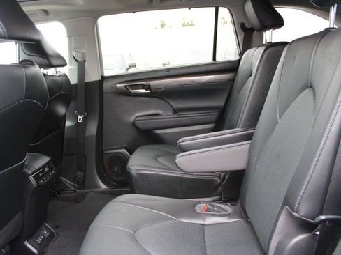 Used 2023 Toyota Highlander Limited image 32