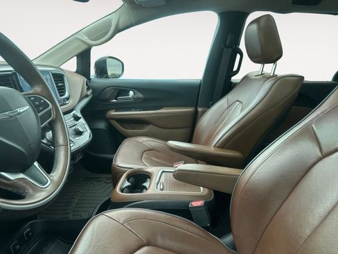 Used 2017 Chrysler Pacifica Limited w/ UConnect Theater Package FWD image 7