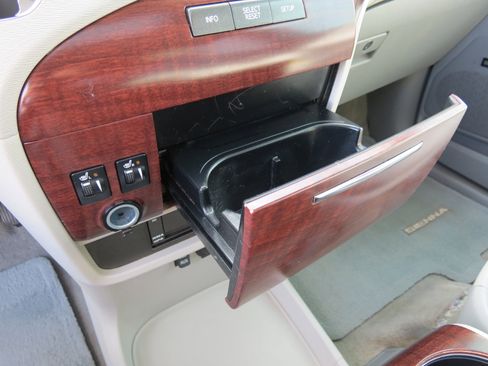 Used 2012 Toyota Sienna XLE image 24