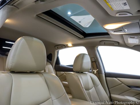 Used 2015 INFINITI Q70 3.7 w/ Technology Package image 35