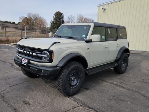 New 2025 Ford Bronco Outer Banks w/ Sasquatch Package image 2