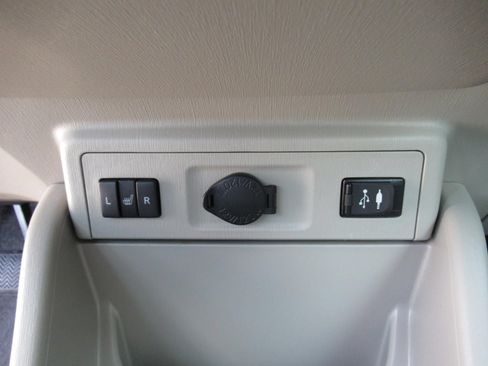 Used 2017 Toyota Prius V Five FWD image 26