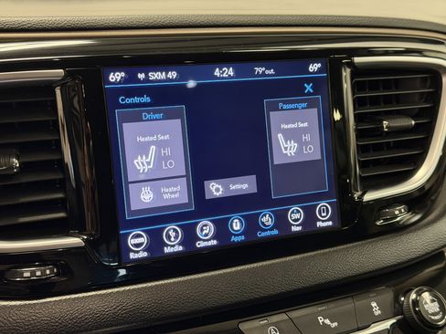 Used 2019 Chrysler Pacifica Touring-L Plus w/ Tire & Wheel Group image 7