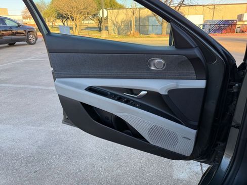 Used 2025 Hyundai Elantra Limited image 20