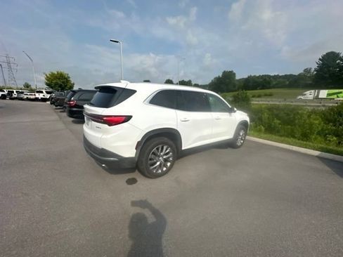 Used 2025 Buick Enclave Preferred AWD/4WD image 33