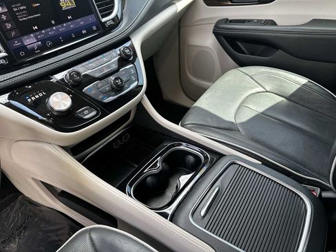 Used 2023 Chrysler Pacifica Limited FWD image 21