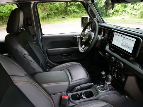 Used 2024 Jeep Wrangler Unlimited Sahara AWD/4WD image 40