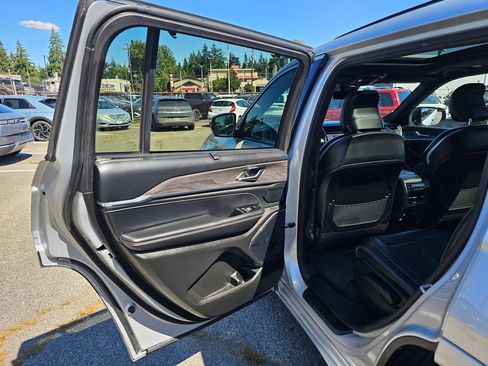 Used 2022 Jeep Grand Cherokee L Overland w/ Advanced Protech Group III AWD/4WD image 16