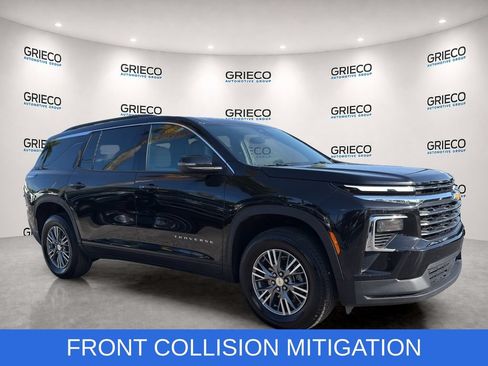 Used 2025 Chevrolet Traverse LT FWD image 1