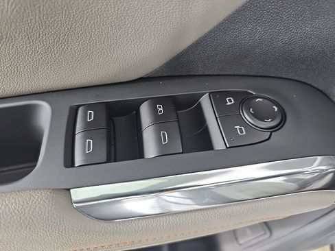 Used 2025 Chevrolet Traverse LT FWD image 35
