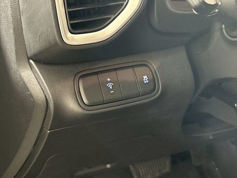 Used 2025 Hyundai Venue SEL FWD image 14