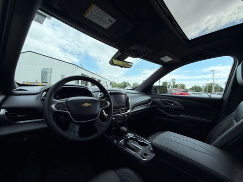Used 2023 Chevrolet Traverse LT w/ LT Premium Package FWD image 17