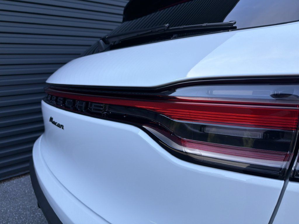 Certified 2026 Porsche Macan AWD/4WD image 4