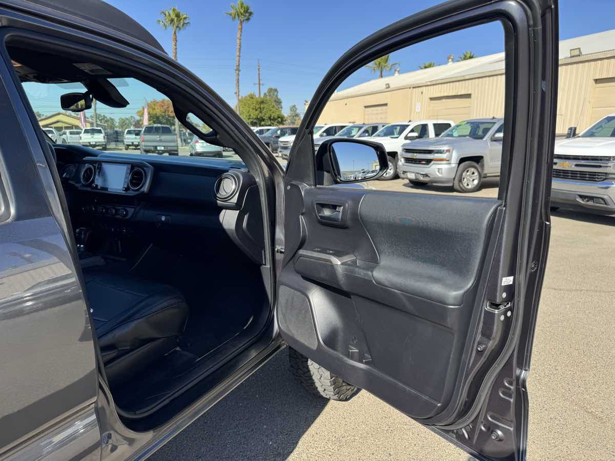 Used 2020 Toyota Tacoma TRD Off-Road w/ Technology Package AWD/4WD image 18