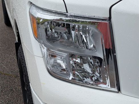 Used 2024 Nissan Titan SV w/ SV Convenience Package AWD/4WD image 8