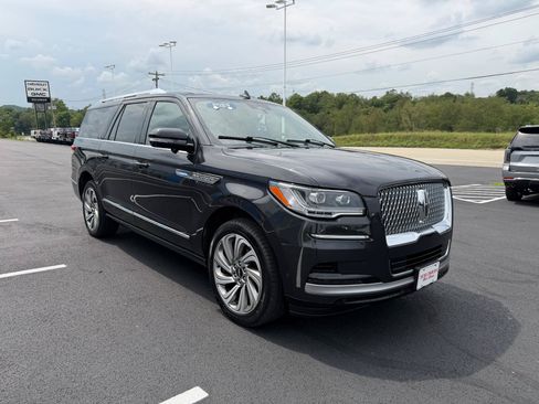 Used 2023 Lincoln Navigator L Reserve AWD/4WD image 8