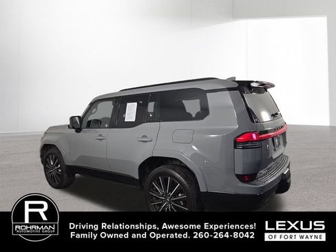 Used 2024 Lexus GX 550 w/ Accessory Package (2T) AWD/4WD image 11